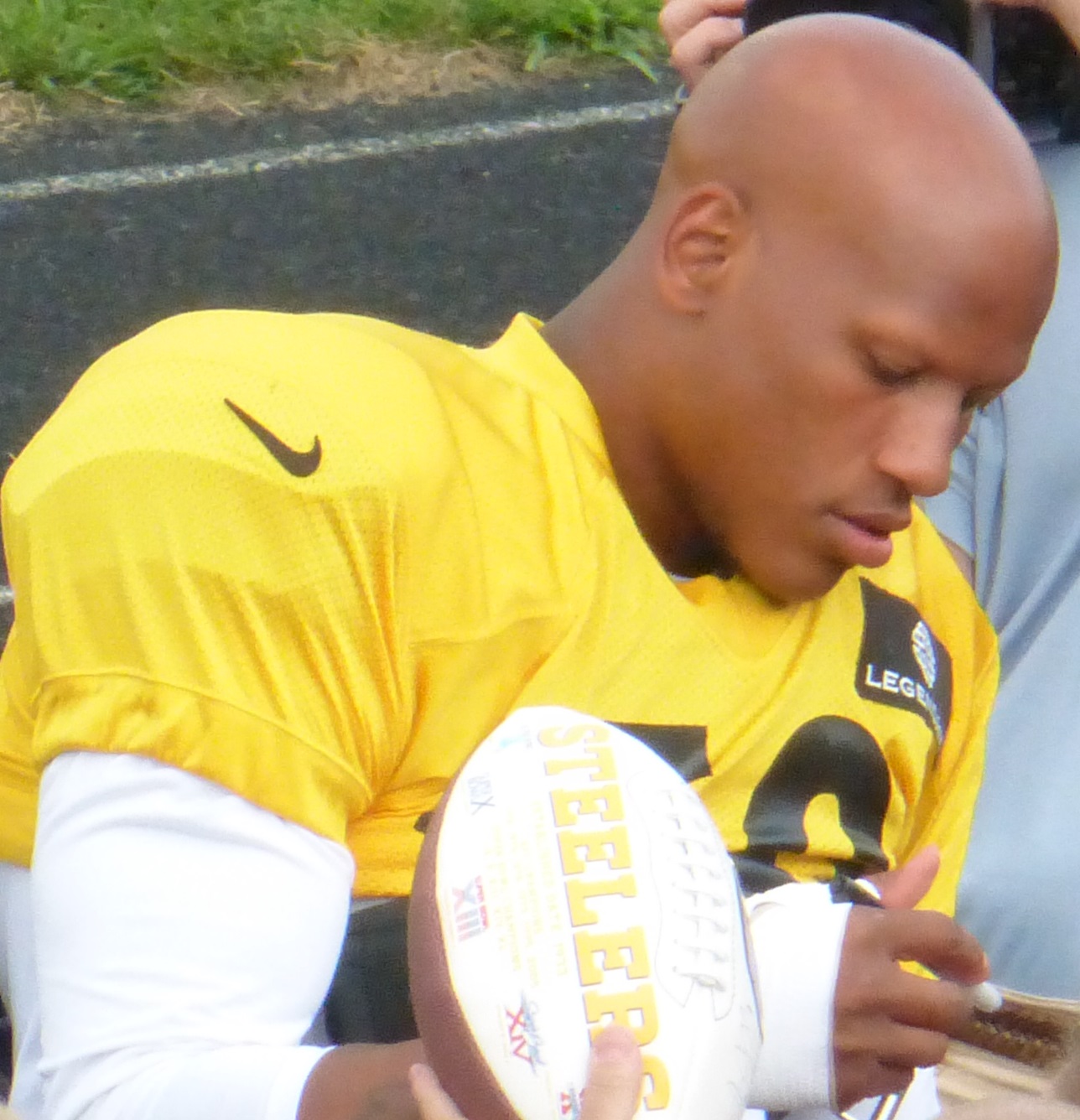 Steelers Ryan Shazier injured, carted off during Monday Night Football