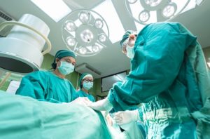 what's the difference between a spine surgeon and a neurosurgeon